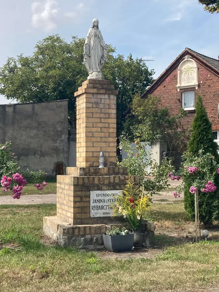 Figura Maryi przy ul. Śmigi